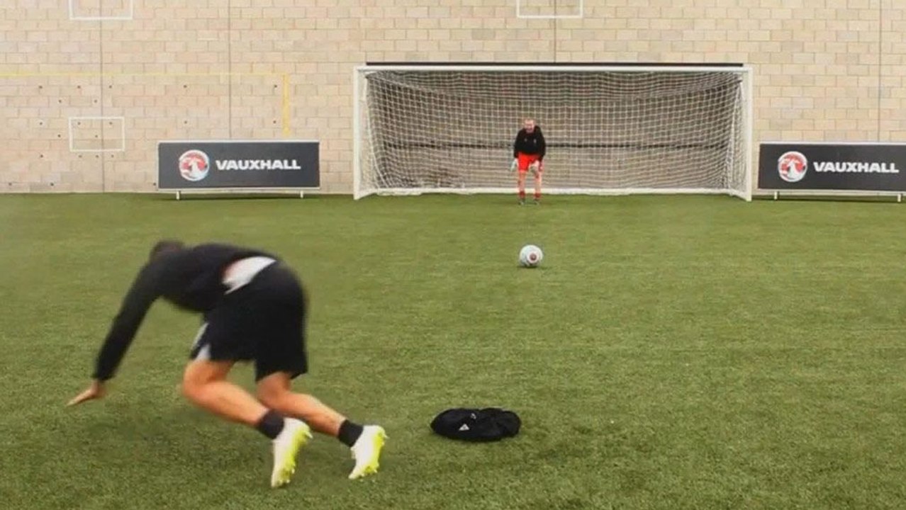 Schwindelige Elfer: Liverpool-Profis beim 'Dizzy Penalty Shootout'