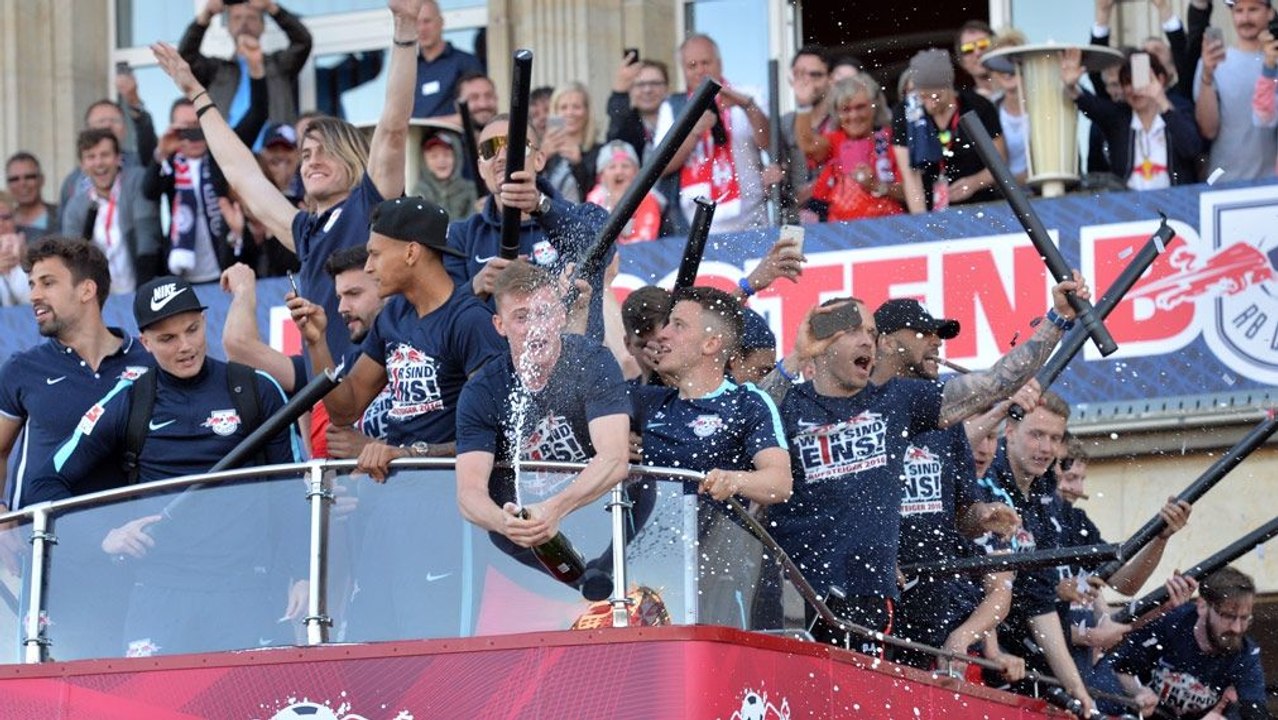 RB Leipzig feiert den Aufstieg - das sagen die Fans