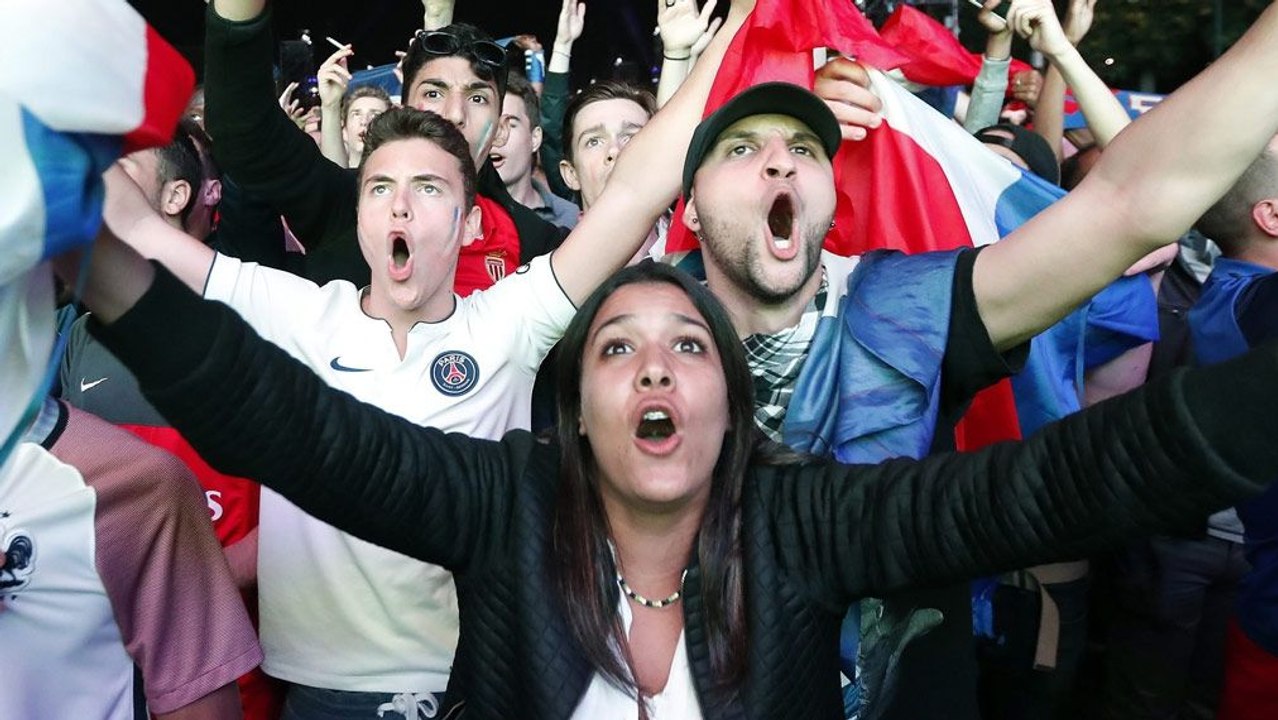 Erleichterung in blau weiß rot  - Fans feiern Les Bleus