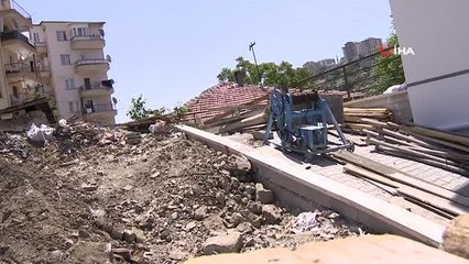 İstinat duvarı zarar gören binada çalışmalar devam ediyor