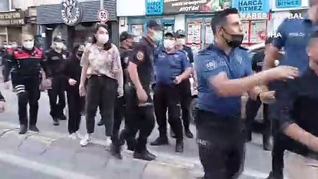 Polis, kavgayı görüntülemek isteyen gazetecilere saldırdı