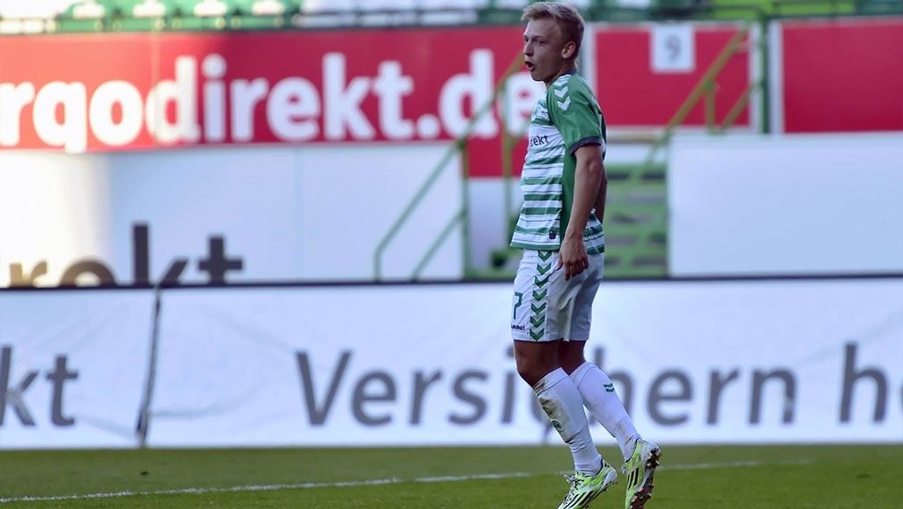 Wacker gestürzt: Kirsch nutzt einen Rückpass