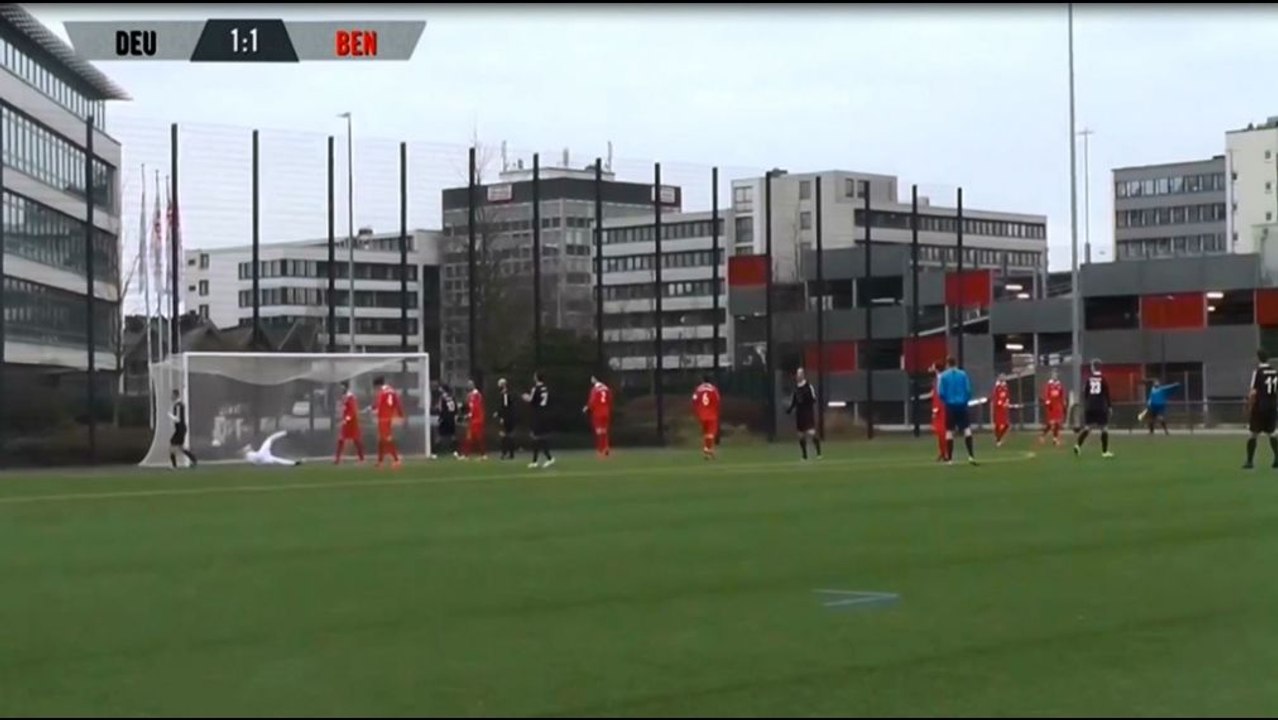 Herrliches Freistoßtor - Bend it like Teixeira!