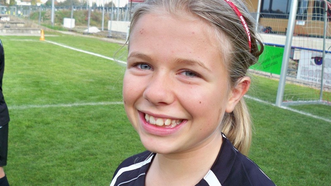 Fabienne trifft im hohen Bogen