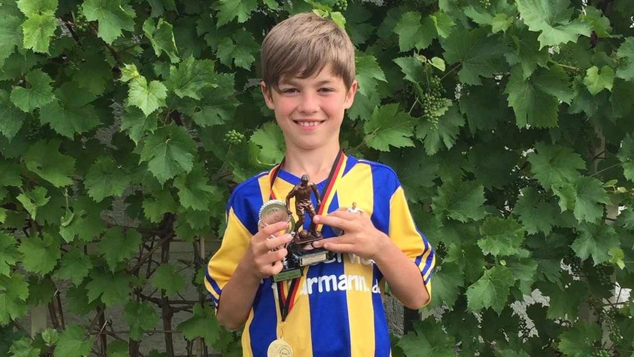 Moritz zirkelt den Freistoß in die Maschen