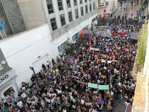 İSTİKLAL CADDESİ'NDE İSTANBUL SÖZLEŞMESİ'NDEN ÇIKILMASI PROTESTO EDİLDİ