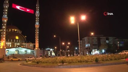 Kısıtlamaların kalktığı ilk akşamda vatandaşlar sokakları doldurdu