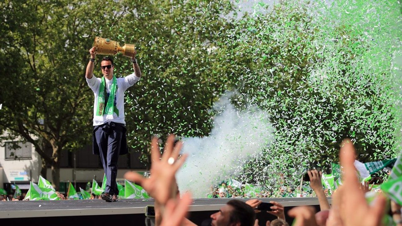 Kurze Nacht, lange Party: 40.000 feiern ihre 'Wölfe'