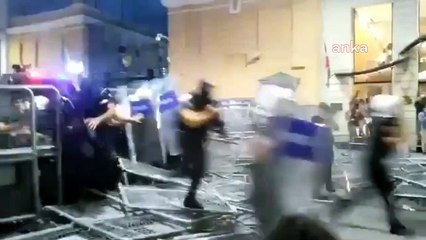 Polis, Taksim'de barikatları aşan kadınlara müdahale etti