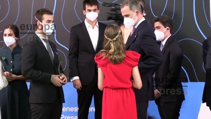 La familia Real posa con los premiados al finalizar la gala de los premios Princesa de Girona