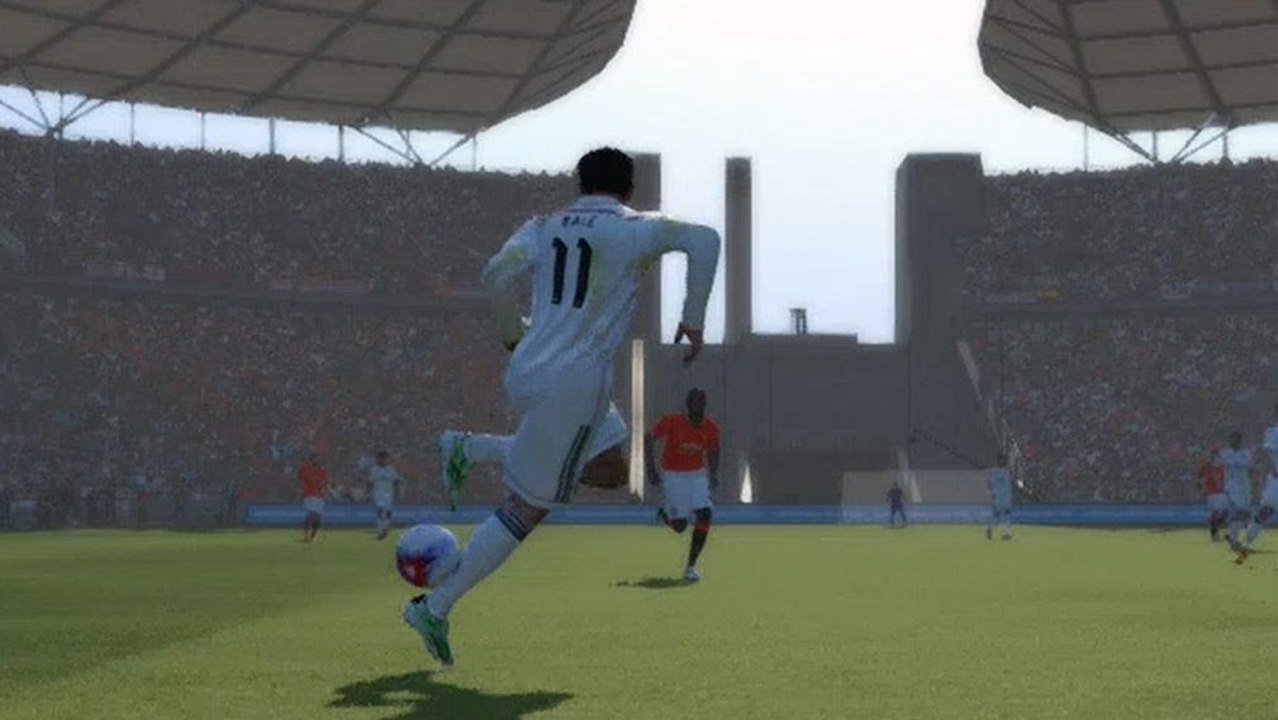 PES-Tutorial: So hebt ihr den Ball über den Gegner
