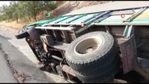Alkollü sürücünün kullandığı kamyonet yoldan çıkarak devrildi