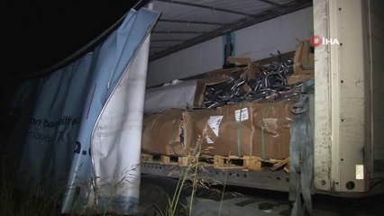 Tırdan dökülen alüminyum çubuklar yolu trafiğe kapattı