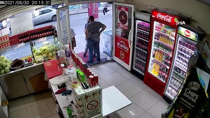 Çiğköfteci dükkanına sıçrayan bıçaklı kavga kamerada