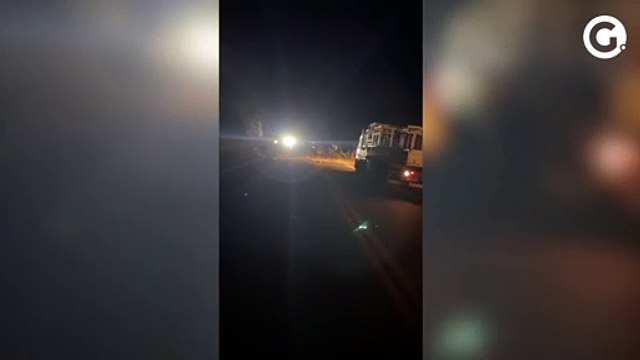 Carreta tomba na BR 482, em Cachoeiro de Itapemirim