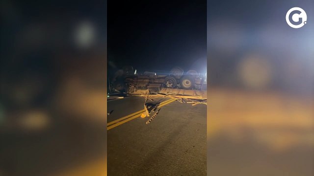 BR 482 fica totalmente interditada após acidente com carreta