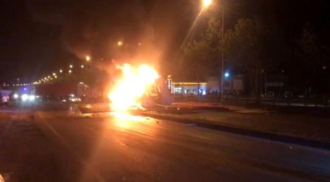 Trafik yön tabelasına çarpan tır böyle patladı