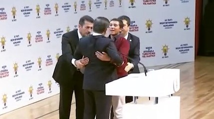 Sahneye çıkıp Davutoğlu'na sarıldı