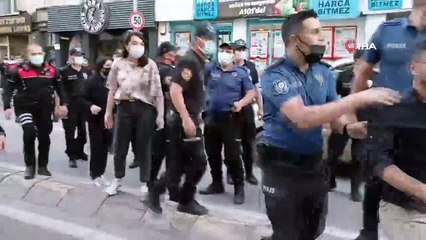 Polisten gazetecilere dayak kamerada