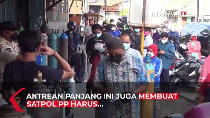 Jelang PPKM Darurat, Warga Antre Isi Tabung Oksigen di Jalan Minangkabau Jakarta Selatan