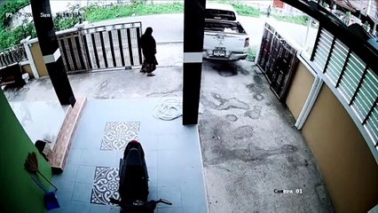 Mom Makes Light Work of Lifting Heavy Fallen Gate