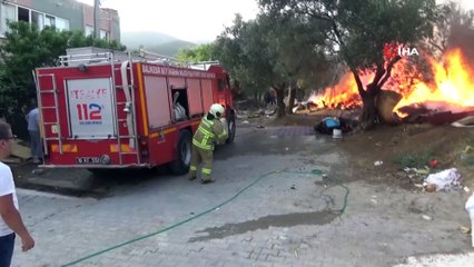 Metrelerce yükselen alevleri bahçe hortumları ile söndürmeye çalıştılar