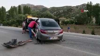 Otomobil ile kamyonet çarpıştı, mobilya yüklü kamyonet yan yatıp sürüklendi