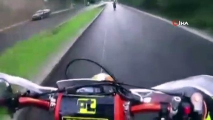 - Manevra yapan motosiklet ata çarptı