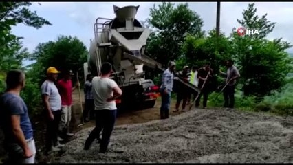 Köyün gençleri "Her şeyi devletten beklememek lazım" dediler, yayla yollarına kendileri beton döktüler