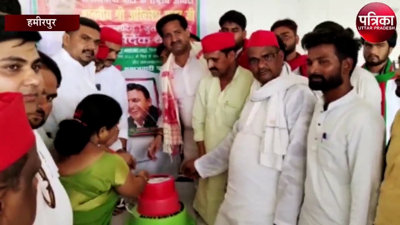 इस तरह सपाइयों ने उड़ाई सोशल डिस्टेंस की धज्जियां