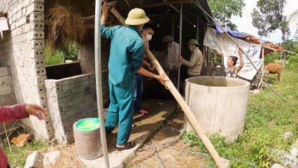 Head of Commune Police Goes to Catch a Super Lean Pig Over 1 Ton