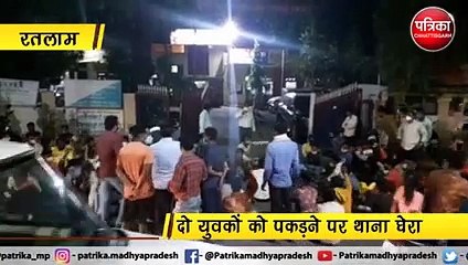 VIDEO: दो युवकों को पकड़ने पर जयस कार्यकर्ताओ ने थाना घेरा