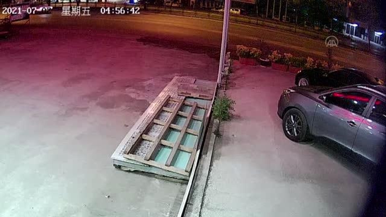 Tırın yön tabelasına çarparak alev alması güvenlik kamerasında