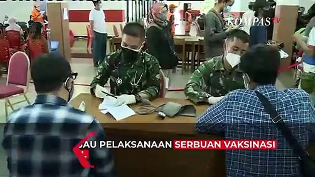 Duet Kompak Panglima TNI dan Kapolri Tinjau Vaksinasi di Gor Ciracas