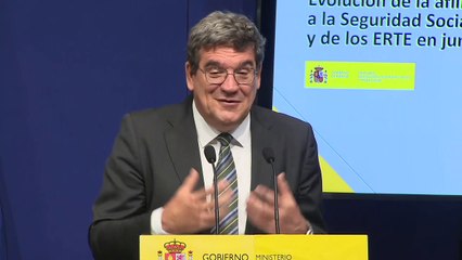 Escrivá dice que "ayer no tuvo el mejor día" para explicar reforma de pensiones
