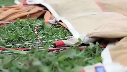İki balon arasında ip üzerinde yürüdü