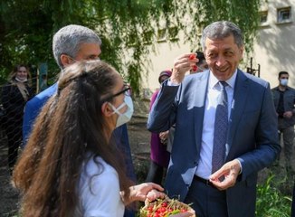 Bakan Selçuk, Büğdüz Köyündeki öğrencilerin karne sevincini paylaştı