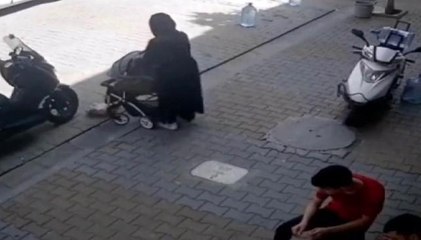 Dalgın anne, yere düşürdüğü bebeğinin üstüne bastı