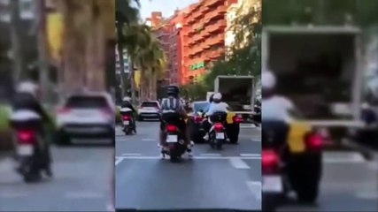 Un taxista arrolla a un motorista en Barcelona y se da a la fuga
