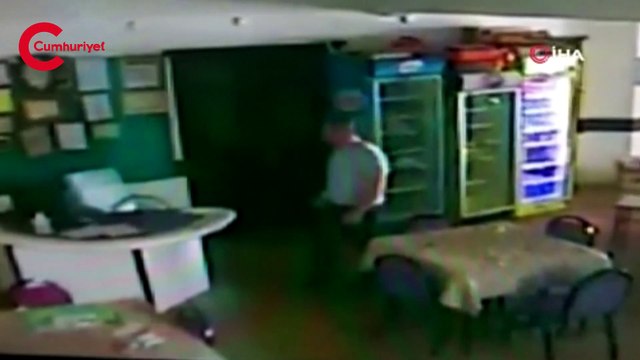 Böyle vicdansızlık görülmedi; Görme engelli adamın çayını içip telefonunu çaldı