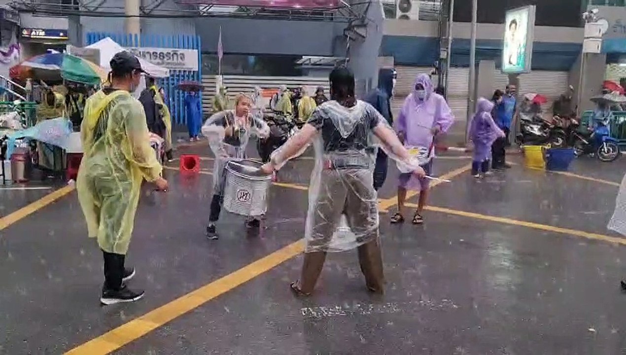 เริ่มแล้ว! ม็อบราษฎร ปิดถนน "เปิดท้ายวันศุกร์ลุกไล่เผด็จการ"  เจอฝนถล่ม