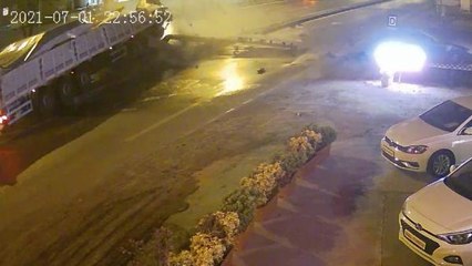 Son dakika haberleri... YÖN TABELASINA ÇARPAN TIR'IN ALEV ALDIĞI ANLAR KAMERADA