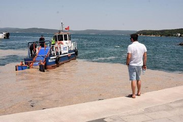 ÇANAKKALE'DE MÜSİLAJ DENİZ SÜPÜRGESİYLE TEMİZLENİYOR