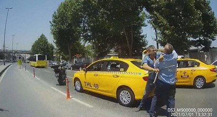 Taksiciler sopalarla birbirine girdi