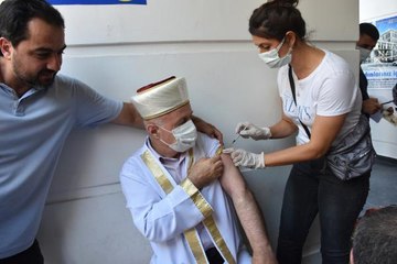 BATMAN'DA CUMA NAMAZININ ARDINDAN İMAM VE CEMAAT AŞILANDI