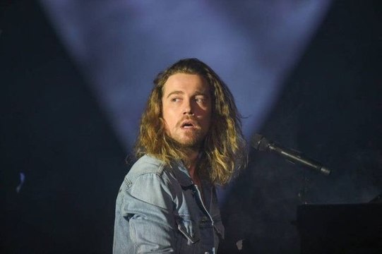 Julien Doré très amoureux d’une célèbre animatrice, il prend enfin la parole !