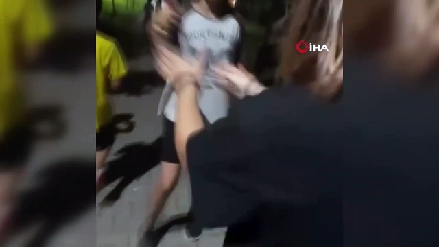 Küçükçekmece’de kızların tekme tokat kavgası kamerada