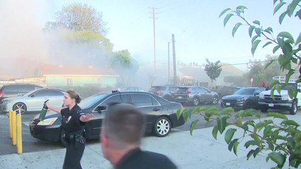 2t 불법 폭죽 폭발에 미 장갑트럭 '너덜너덜'...17명 부상 / YTN