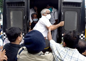 পুলিশের হেনস্থার মুখোমুখি কমরেড সুজন চক্রবর্তী | Oneindia Bengali