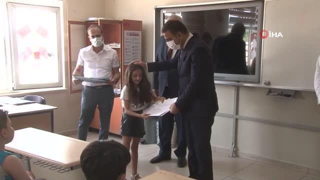 Siirt Valisi Hacıbektaşoğlu, öğrencilerle, karne heyecanı yaşadı